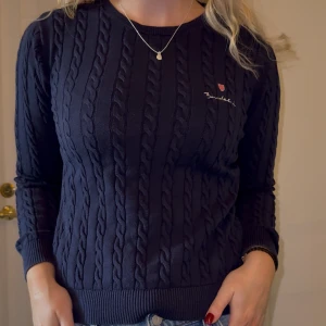 Mörkblå tröja Bondelid  - Marinblå kabelstickad tröja ifrån Bondelid i storlek XS. Väldigt fint skick!! 100% bomull 