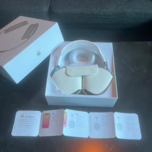 AirPods Max - Snygga Apple AirPods Max i silver, komplett med originalförpackning och tillbehör. Hörlurarna är i mycket gott skick utan synligt slitage. Aktiv brusreducering, hög ljudkvalitet och elegant design. Perfekt för musik, film och samtal. Levereras med skyddsfodral och manual.