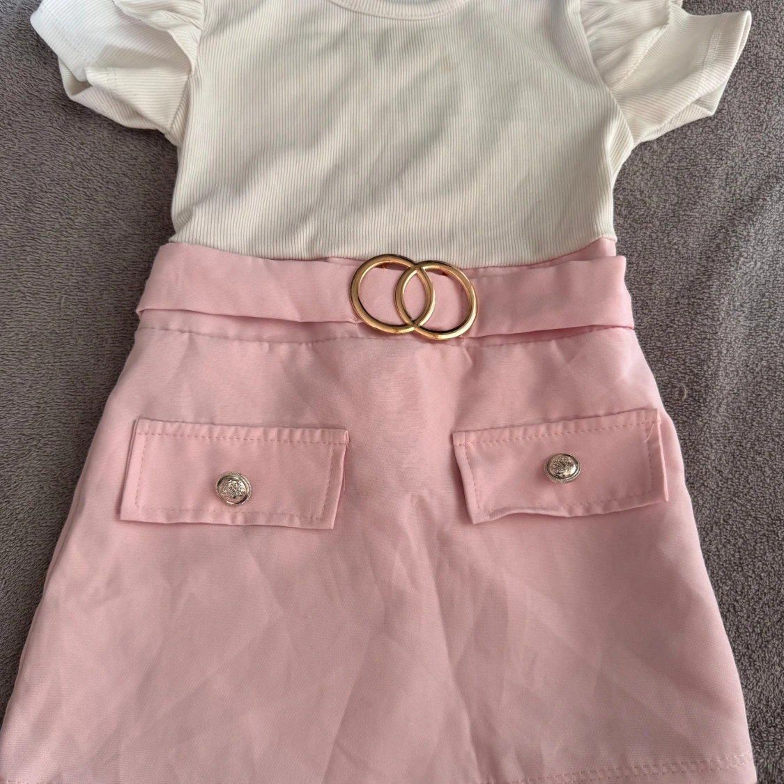 Söt kortklänning med bälte och fickor - 1