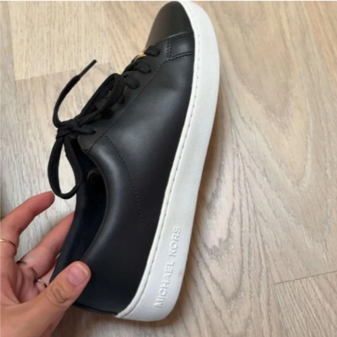 Svarta sneakers från Michael Kors - 2