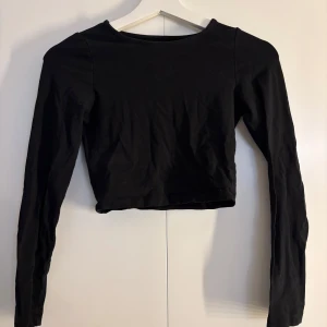 Svart och vit croppad långärmad topp - Två stilrena croppade långärmade toppar i svart och vitt från even&odd. 