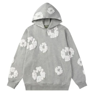 Grå hoodie med vita blommor - Grå hoodie med huva och stora vita blommiga mönster över hela tröjan. Den har en klassisk känguruficka framtill och ribbade muddar vid ärmslut och nederkant. Perfekt för dig som gillar chill och unik streetstyle. finns S och M