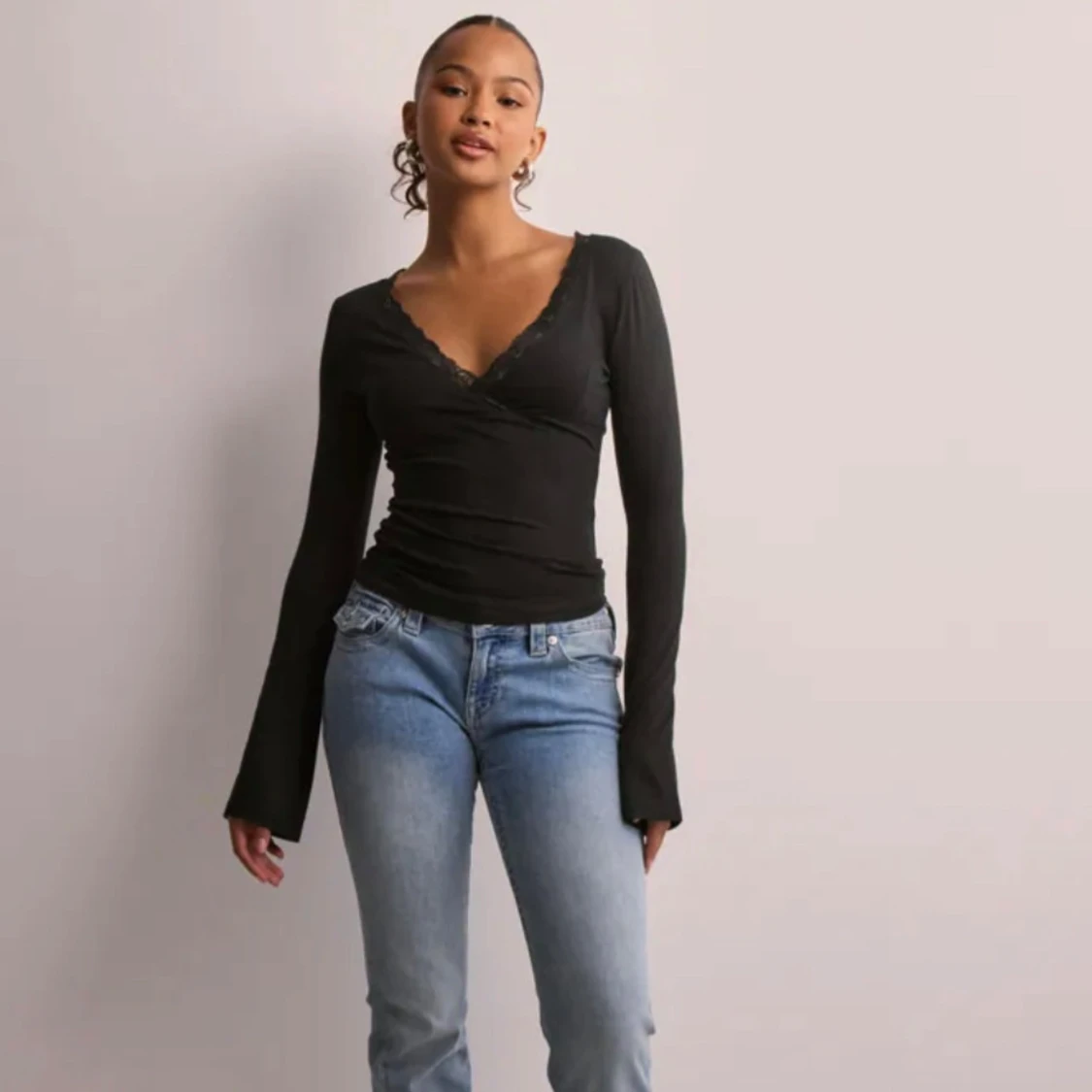 Svart omlottopp med spetsdetalj - 3