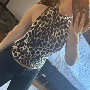 Leopardmönstrad halterneck topp - leopardmönstrad halterneck topp med hög hals och öppen rygg💕