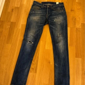 Dondup George  - Säljer nu dessa feta Dondup George med riktigt feta slitningar i färgen blå/marinblå. Storlek 31, dunder skick. Hör av er vid frågor!