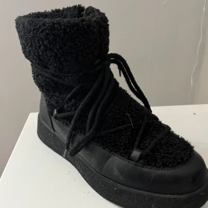 Svarta boots med teddy och snörning - Duffy vinterskor i storlek 38 men passar mig som har 39. Väldigt sköna och varma. Nypris 700kr. Pris kan diskuteras 