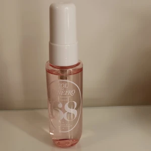 Sol de Janeiro Cheirosa 68 Mist - Fräsch body mist med noter av brasiliansk jasmin, rosa drakfrukt och havsbris. Perfekt storlek att ta med i väskan för en snabb uppfräschning när som helst. Helt ny. 