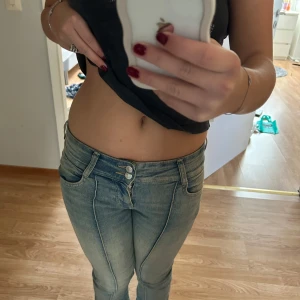 Skit snygga ljusblå bootcut jeans från Bershka!! - Säljer ett par ljusblå jeans i bootcut från Bershka!!! Tycker dessa jeans är super snygga och de är extremt sköna i materialet! Pris kan diskuteras ☺️