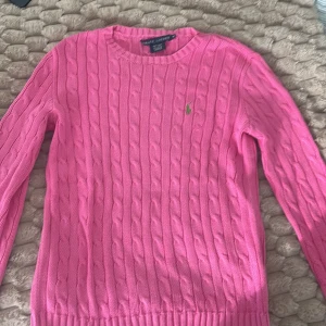 Rosa stickad tröja från Ralph Lauren - Jätte snygg kabelstickad tröja från Ralph Lauren i storlek M.