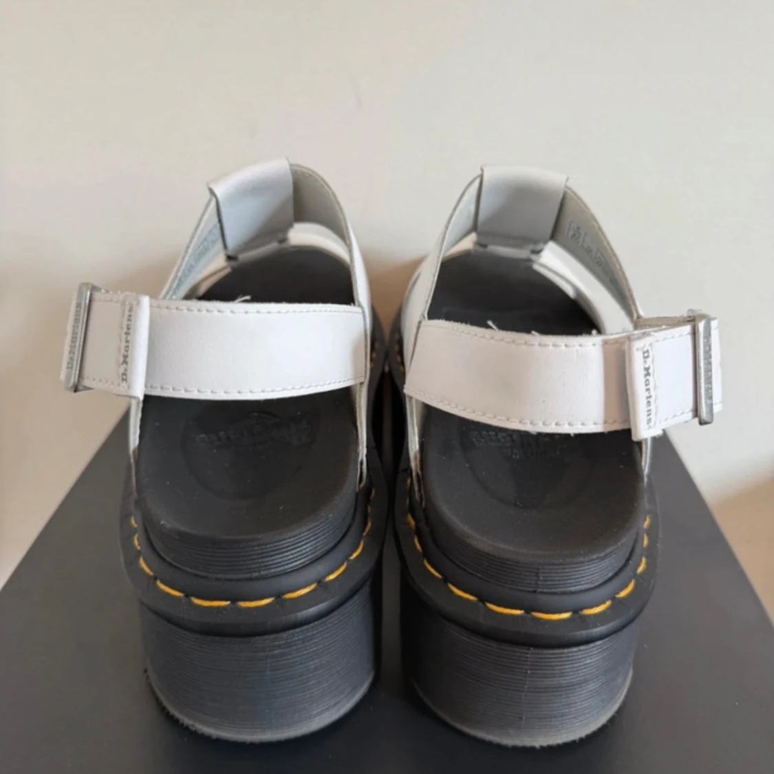 Vita Dr. Martens sandaler med platåsula - 2