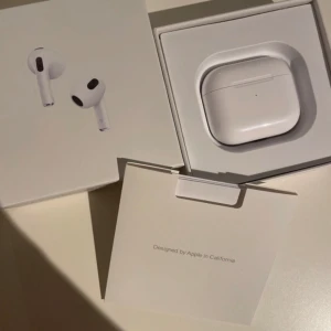 AirPods 3 - Säljer ett par Apple AirPods 3 i mycket fint skick. Komplett med originalkartong, laddningsetui och laddkabel. Inga synliga repor eller skador, ser ut som nya. Perfekt för trådlös musik och samtal med hög ljudkvalitet. Levereras i originalförpackning. Laddaren är använd och öppnat