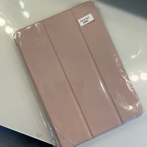 iPad gen 8 skal - Snyggt rosa fodral för iPad 10.2" (7:e, 8:e, 9:e gen). Fodralet är i nyskick, levereras i originalförpackning. Skyddar både fram- och baksida, fungerar även som ställ. Perfekt passform och alla knappar/portar är åtkomliga. Två sista bilderna är på min iPad på ett öppnat skal, råkade beställa två.