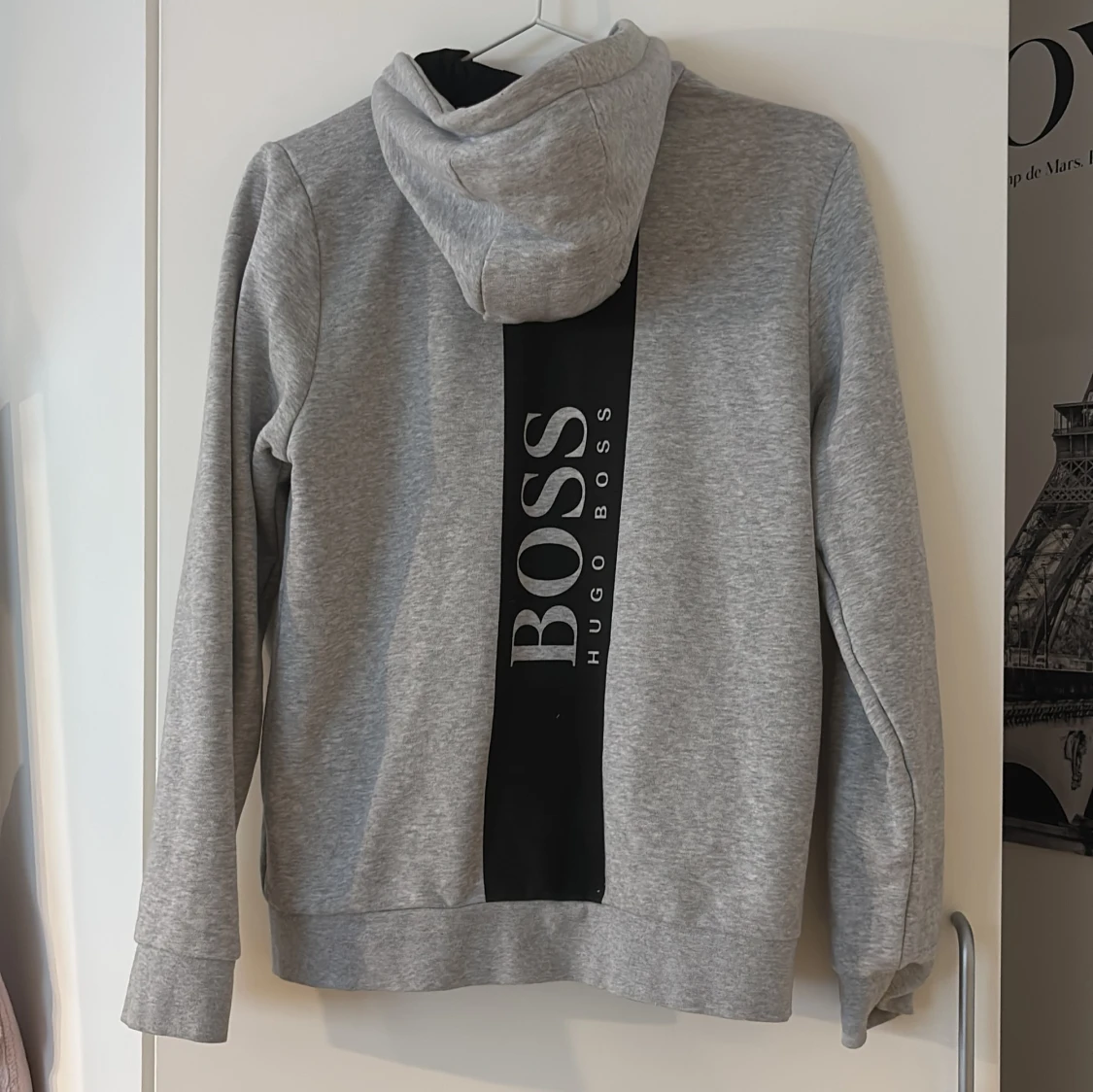 Grå hoodie från Hugo Boss med dragkedja - 1