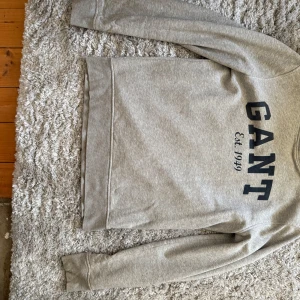 Grå sweatshirt från GANT  - Grå sweatshirt från GANT som är gjord av bomull. Tröjan är i bra skick💗