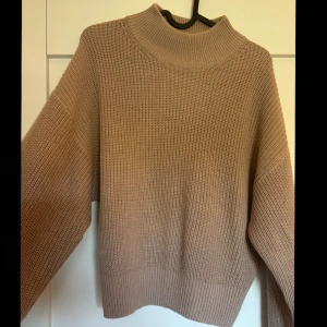 Beige stickad tröja  - Beige stickad tröja från NA-KD. Storlek S. Använd max 1 gång, så den är i nytt skick. Vill bli av med den så priset går att ändra!