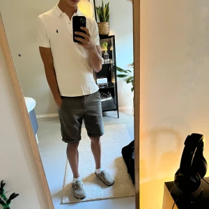 Vit piké Polo Ralph Lauren - Säljer en riktigt snygg piké från Ralph Lauren. Den är i ett mycket bra skick och perfekt för när du vill känna dig stilig! Skriv vid minsta fundering!👌