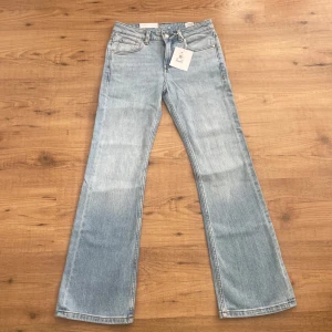 Ljusblå utsvängda jeans  - Snygga ljusblå jeans ifrån Bikbok, helt oanvända med prislapp kvar, då de tyvärr var försmå för mig, passar perfekt i längd för dig som är 160cm!! Nypris låg på 500kr 