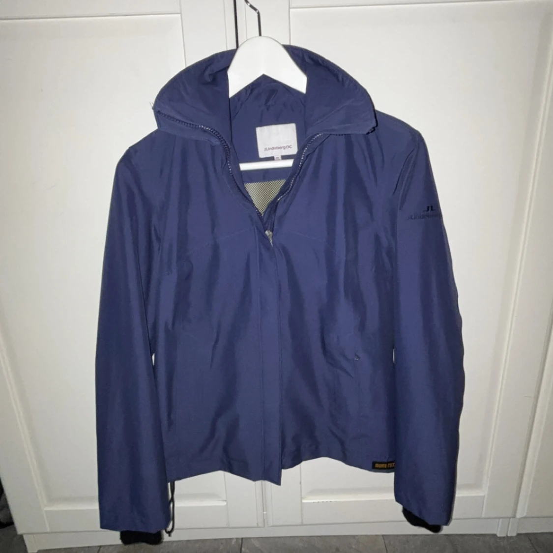 Blå vindjacka från J.Lindeberg