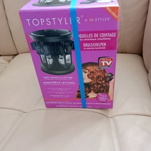 TopStyler by InStyler - TopStyler by InStyler är ett stylingverktyg med keramiska värmeskal för att skapa hållbara lockar och volym. Produkten är ny i förpackning och innehåller 16 styling shells, kam och tillbehör. Perfekt för att skapa olika frisyrer utan att skada håret.