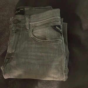 Grå jeans från Replay, wallys - Snygga grå jeans från Replay i model wallys. Storlek 12A 150 cm så passar någon någonstans där. Nypris 800. Mycket bra skick på jeansen