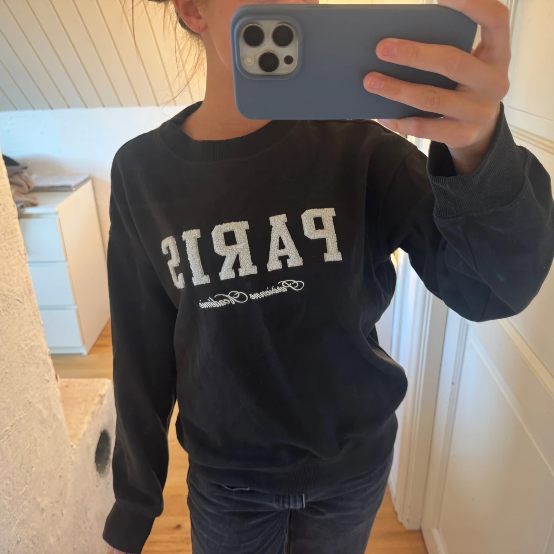 Svart sweatshirt med Paris-tryck - 1