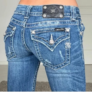 Miss me jeans - Midjemått rätt över, 37 cm Innerbenslängd, 80 cm Passar mig perfekt som är ca 165 Dessa är utsydda till bootcut 💘