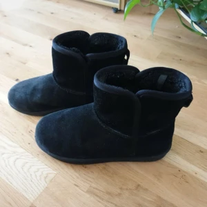 Varmfodrade mockaboots från LINEAR - Mysiga svarta boots från Linear i mocka / skinn med rund tå och platt sula. Fodrade på insidan för extra värme och komfort, perfekta för kyliga dagar. Klassisk enkel design med låg skaft och diskret logga bak på hälen. ❗notera slitage på baksidan, se bild 4. 🥾Ordinariepris 649kr. Mer information: https://www.dinsko.se/barnskor/boots-och-kangor/boots/linear-asta-varmfodrade-boots-waterproof-svarta-331137