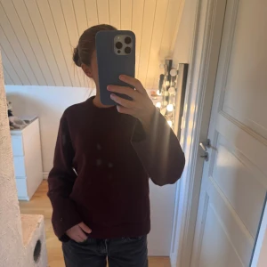 Vinröd stickad tröja  - Mysig vinröd stickad tröja från Gina Tricot i storlek XS. Tröjan har rund hals, ribbade muddar.