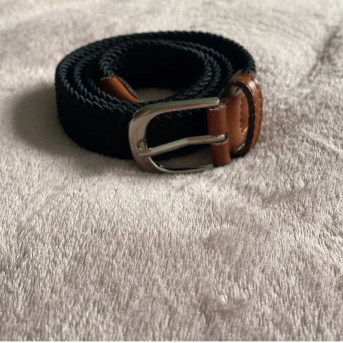 Svart flätat bälte med skinn-detaljer