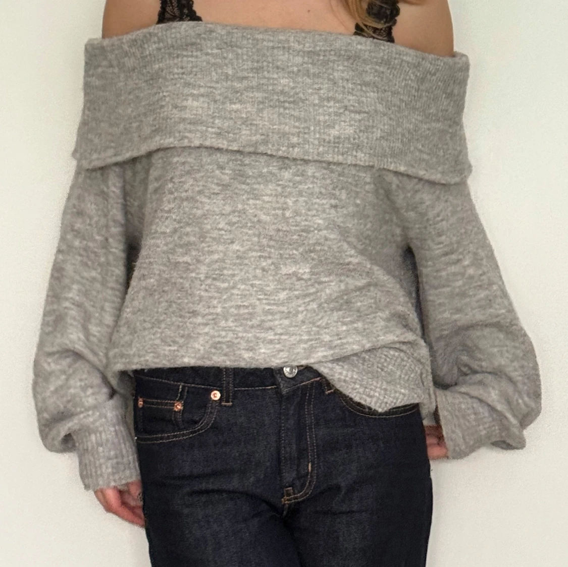 Grå offshoulder stickad tröja - 2