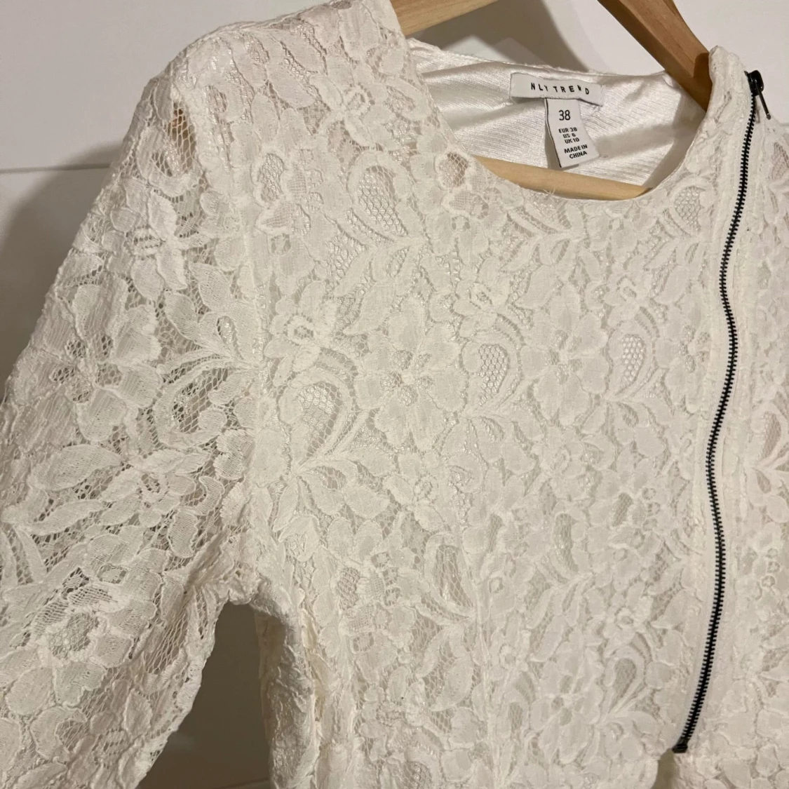 Vit spetsblus med dragkedja från NLY Trend - 1