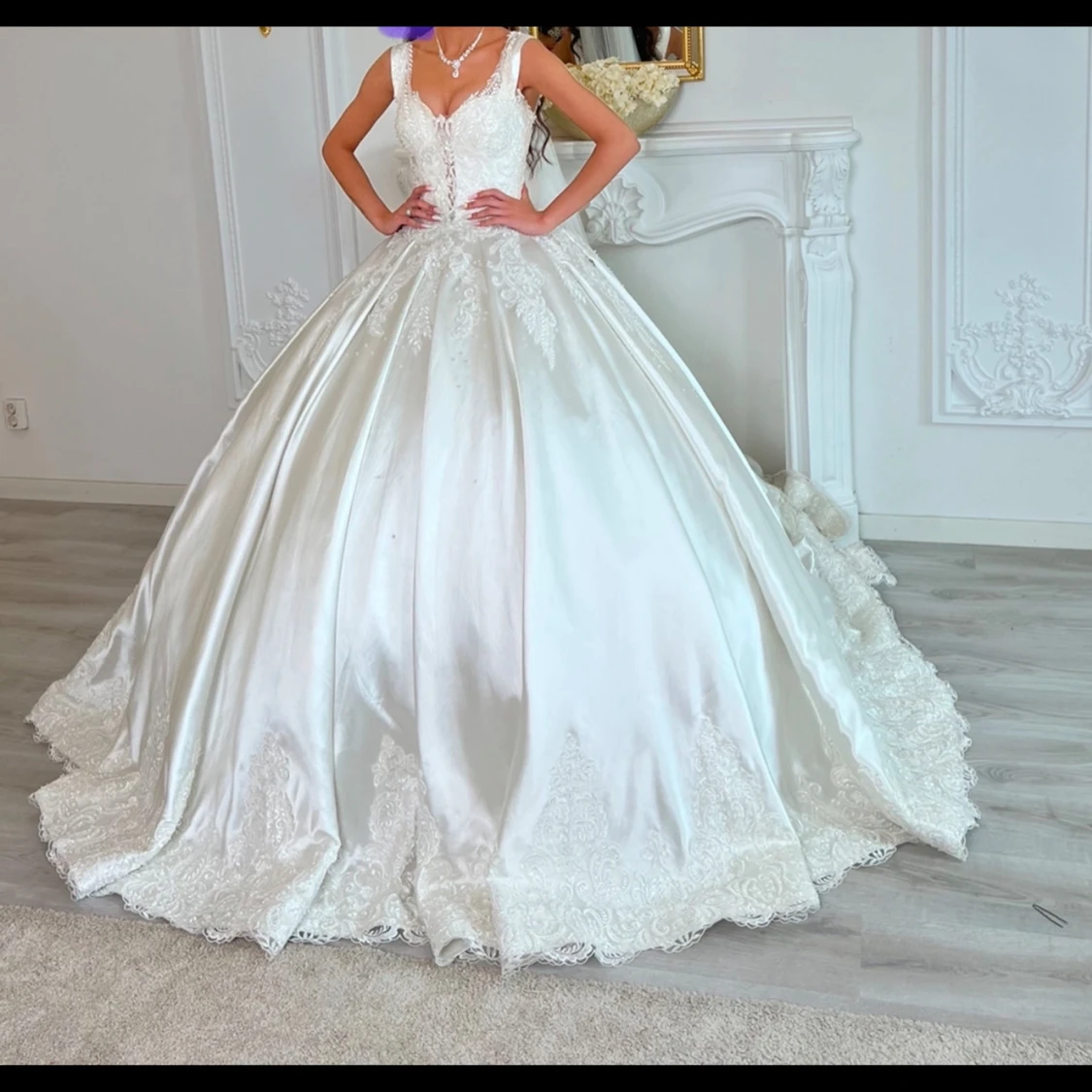 Vit prinsessklänning med spetsdetaljer - 2