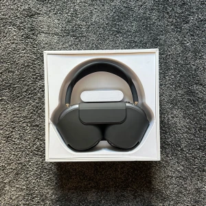 AirPods Max - Space Gray - Apple AirPods Max i Space Gray, aldrig andvända och då altså ingas tecken på andvänding. Bara kom med frågor och funderingar ☺️💬.                        Med priset i åtanke så är dom en k0pia och altså inte ifrån Apple🙏🏻