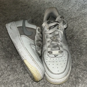 Nike Air Force 1 grå sneakers - Nike Air Force 1 sneakers i grå vita. Det är välanvända men märks knappast i verkligheten. Tvätt löser jag innan frakt om man vill och pris kan diskuteras vid köp!