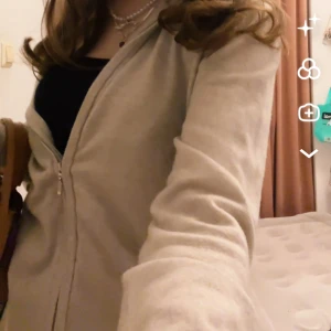 Beige hoodie med dragkedja - Säljer en beige hoodie med dragkedja framtill och huva. Tröjan har lång ärm och en enkel, clean look som passar till jeans eller kjol. Mjuk och skön, perfekt för lager-på-lager. Klassisk modell utan tryck eller mönster. Har ett litet hål på luvan som jag kan skicka bild på!! (Inget märkbart)💕