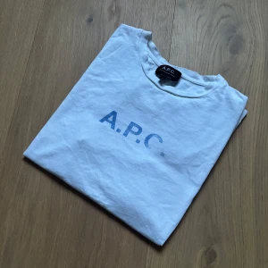Vit t-shirt från A.P.C. med tryck - Tja! Säljer nu en skitfet tisha från apc med fade:at tryck. Storlek S, allmänt skön vit tisha å sticka ut med. Tror just denna är från runt 2014, nypris runt 1199kr. Vid frågor är de bara att höra av sig 