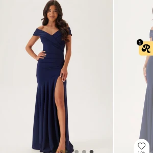 Marinblå långklänning med slits - Säljer min gamla balklänning 💕