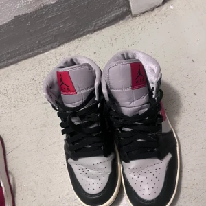 Jordan 1 - Dessa jordans är 3 år gamla men använde dem bara under 2 månader, äktenhet garanteras fullt ut, stl 38