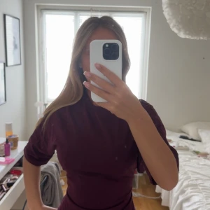 topp nelly - vinröd topp ifrån nelly i xs har använt en jul ser helt ny nu skriv om ni är intresserade 