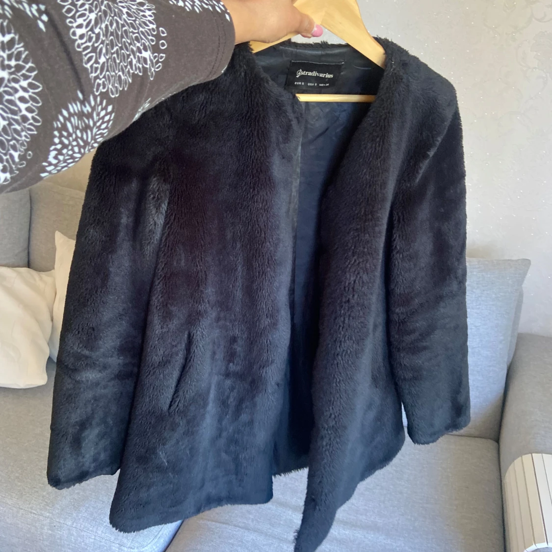 Svart pälsjacka från Stradivarius,S