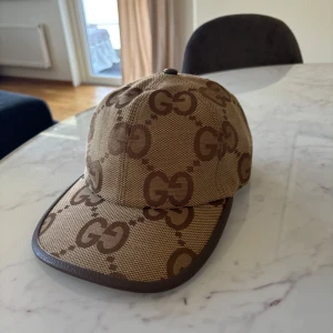 Beige Gucci Jumbo Cap - Gucci jumbo keps i nyskick, nästan aldrig kommit till användnig. dust bag och lådan följer med till kepsen.