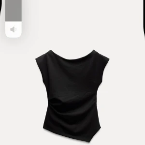 Svart asymmetrisk topp från Zara - Svart ärmlös topp från Zara, knappt använt med jätte fin utan några defekter💞