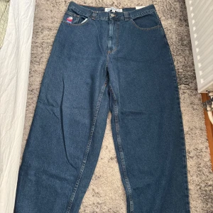 Blå jeans från Big Boy, loose fit - Säljer ett par helt nya oanvända klassiska mörk blå jeans från Big Boy med loose passform och raka ben. Jeansen är av storlek L, och pris går att diskuteras vid snabb affär. Jag fraktar varan så snabbt som möjligt (1-2 dagar)