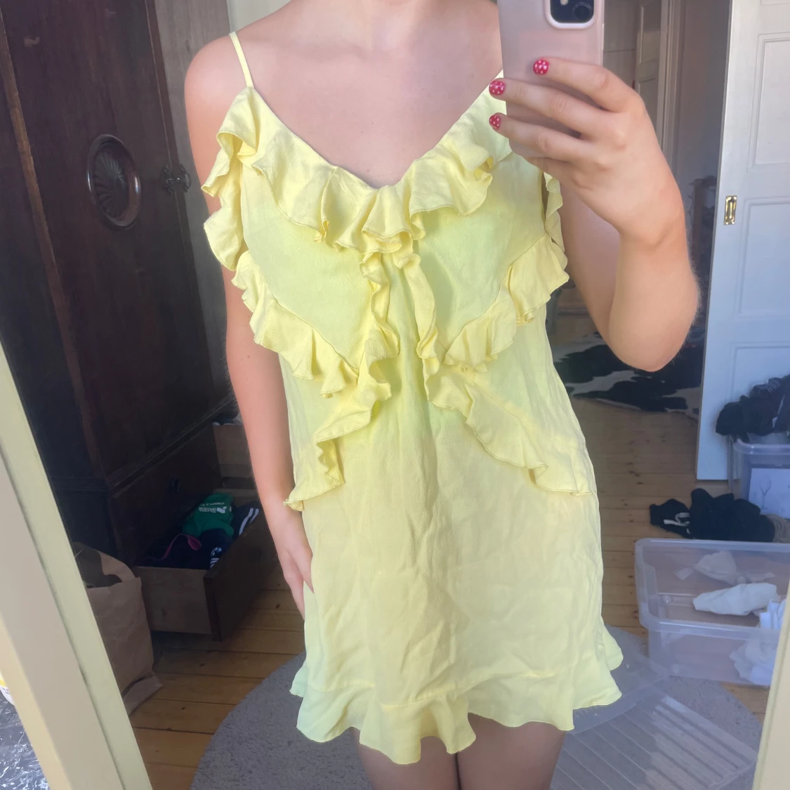 Gul volangklänning med smala axelband