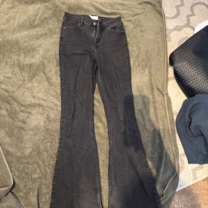 Svarta bootcut jeans från Bershka - Svarta högmidjadd jeans från Bershka i bootcut-modell. Klassisk femficksdesign och normal passform. Jeansen är tillverkade i denim och har en snygg, mörk tvätt som passar till det mesta. OBS lite urtvättade och lite trasiga där nere pga dem var för långa för mig men inget man tänker på.