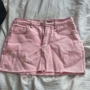 Rosa jeanskjol - Supersöt rosa jeanskjol från Monki! Knappt använd och i jättebra skick. Pris kan absolut diskuteras och skriv bara vid frågor! Kostade typ 349kr ny. 