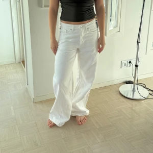 Vita wide jeans // Cloud, Arket - Arket - Cloud jeans, storlek 26. Säljer ett par vita jeans och breda ben. Byxorna har klassisk femficksdesign och raka, loose-fit ben som ger en avslappnad vibe.