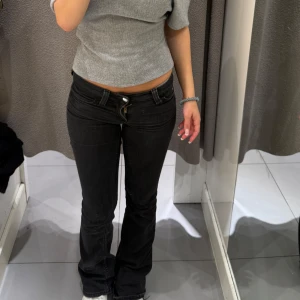 weekday jeans cheap monday - Lite slitna längst nere storlek 24/32 