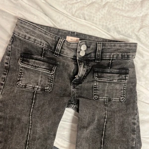 Lågmidjade jeans - Säljer dessa lågmidjade populära jeansen från Nelly som e slutsålda. Super bekväma!! Använda sällan så i nyskick! säljer pga att jag inte fått användning för de. Bootcut modell.💗 nypris 699. 