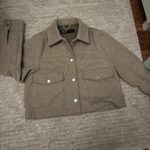Beige jacka från Zara - Fin beige jacka/kappa från Zara. Väldigt fint skick, som ny🌸 